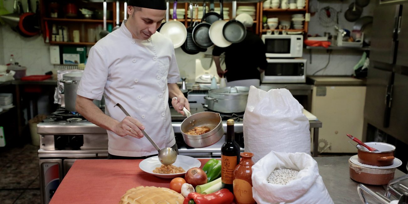 Alubias con perdiz, Guillermo, cocinero del restaurante las tercias Simancas 
Foto Carlos Espeso