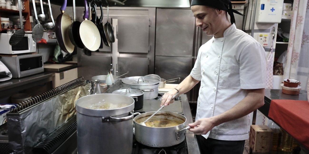 Alubias con perdiz, Guillermo, cocinero del restaurante las tercias Simancas 
Foto Carlos Espeso